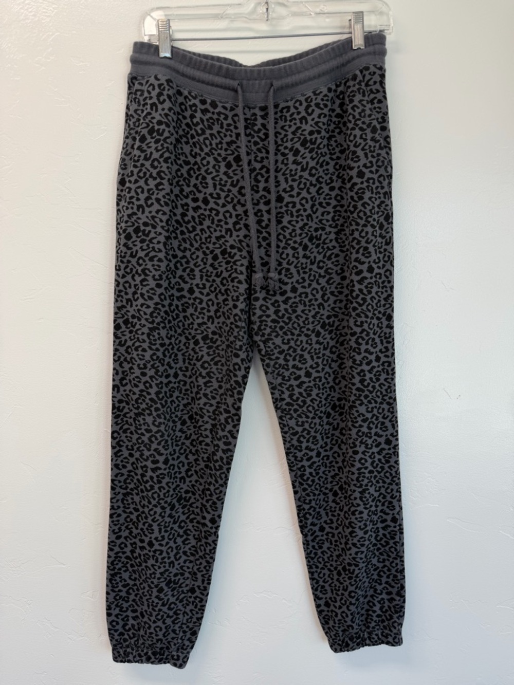 Rails Marcie Cheetah Print Grey Cotton Blend
Sweatshirt and Jogger Set Size M - Picture 9 of 17